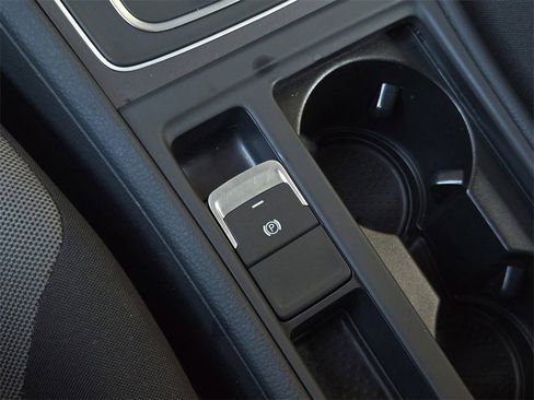 Used 2016 Volkswagen e-Golf SE w/ DC Fast Charging Package image 18