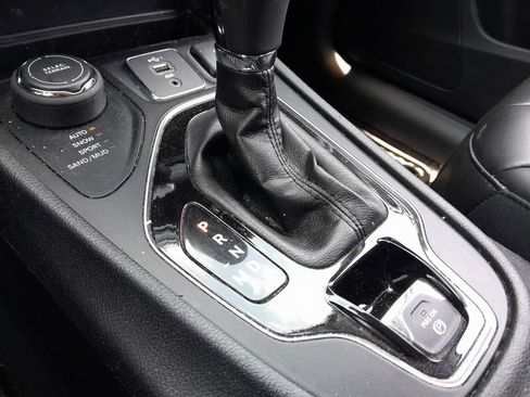 Used 2019 Jeep Cherokee Latitude Plus AWD/4WD image 28