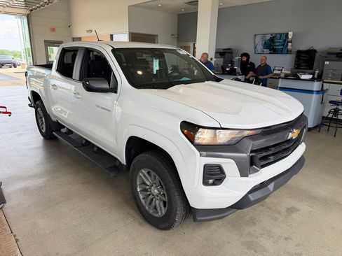 Used 2024 Chevrolet Colorado LT w/ LT Convenience Package II RWD image 2