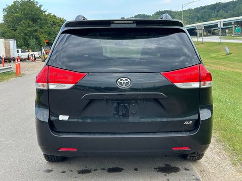 Used 2012 Toyota Sienna XLE w/ Entertainment Pkg FWD image 4