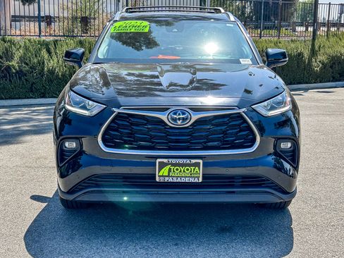 Used 2023 Toyota Highlander Limited FWD image 2