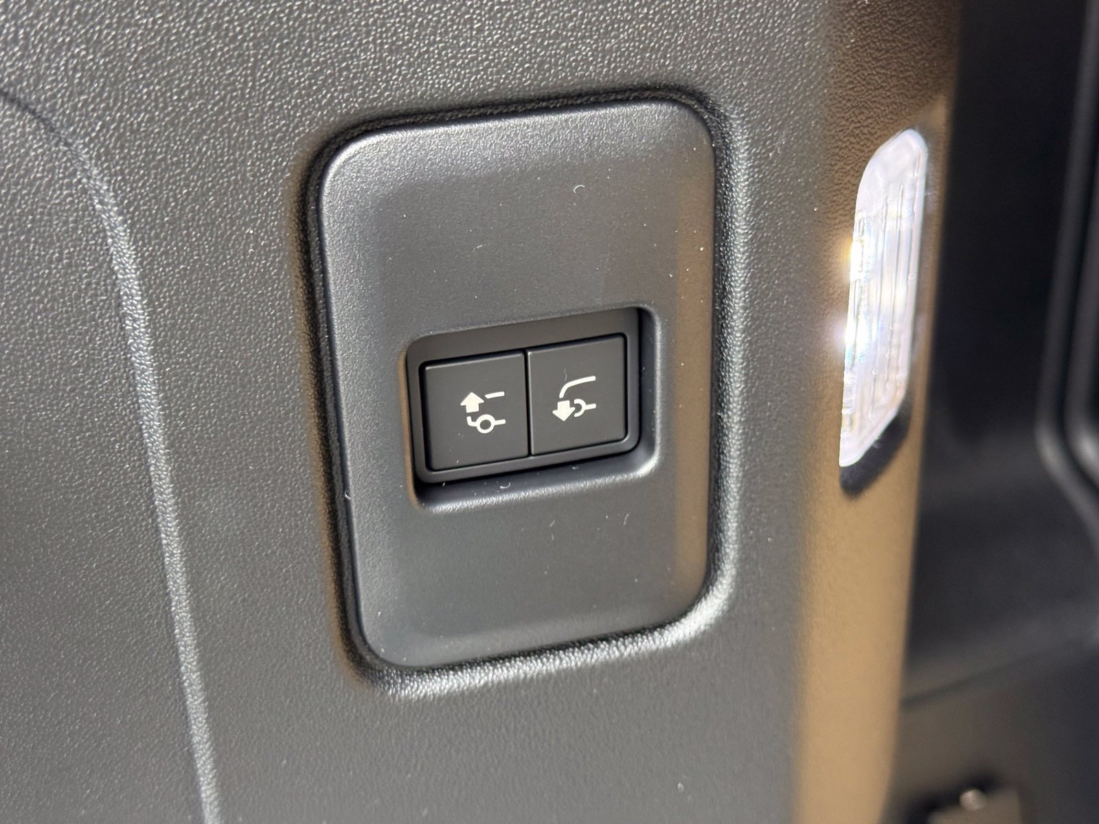 New 2026 Land Rover Defender 110 X-Dynamic SE AWD/4WD image 40