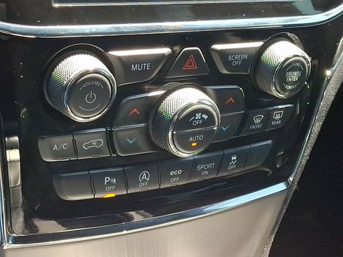 Used 2019 Jeep Grand Cherokee Overland AWD/4WD image 16