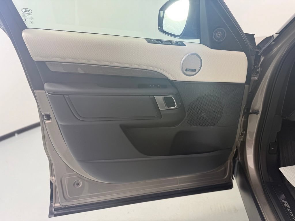 Used 2021 Land Rover Discovery HSE R-Dynamic AWD/4WD image 11