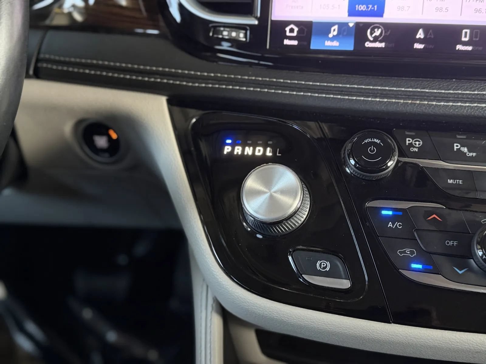 Used 2022 Chrysler Pacifica Limited FWD image 39