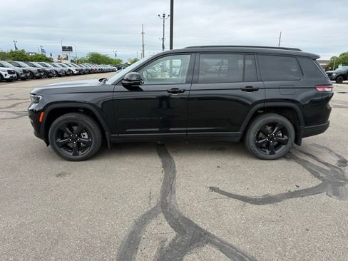 Used 2022 Jeep Grand Cherokee L Limited w/ Black Appearance Package AWD/4WD image 7