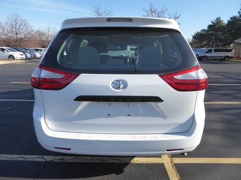 Used 2016 Toyota Sienna L image 6