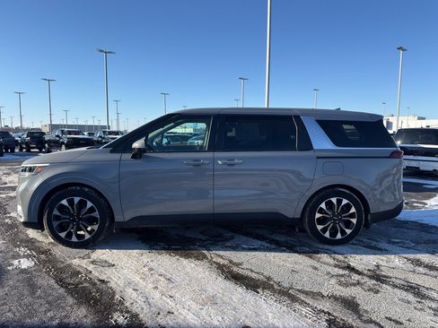 Used 2024 Kia Carnival EX image 6