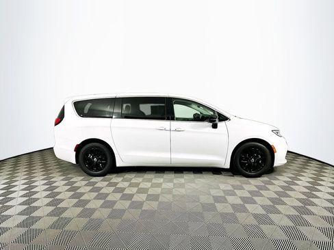 Certified 2024 Chrysler Pacifica Touring-L image 11