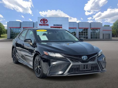 Certified 2022 Toyota Camry SE w/ Convenience Package image 2