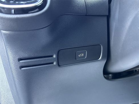 Certified 2024 Volvo XC40 B5 Plus image 17