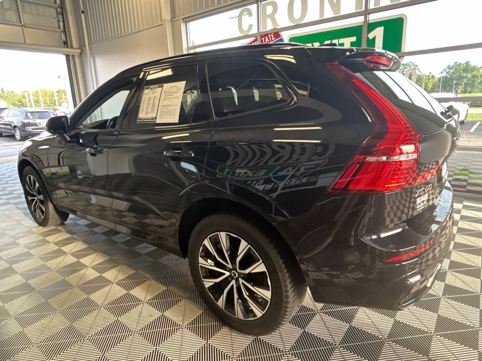 Used 2025 Volvo XC60 B5 Plus AWD/4WD image 4