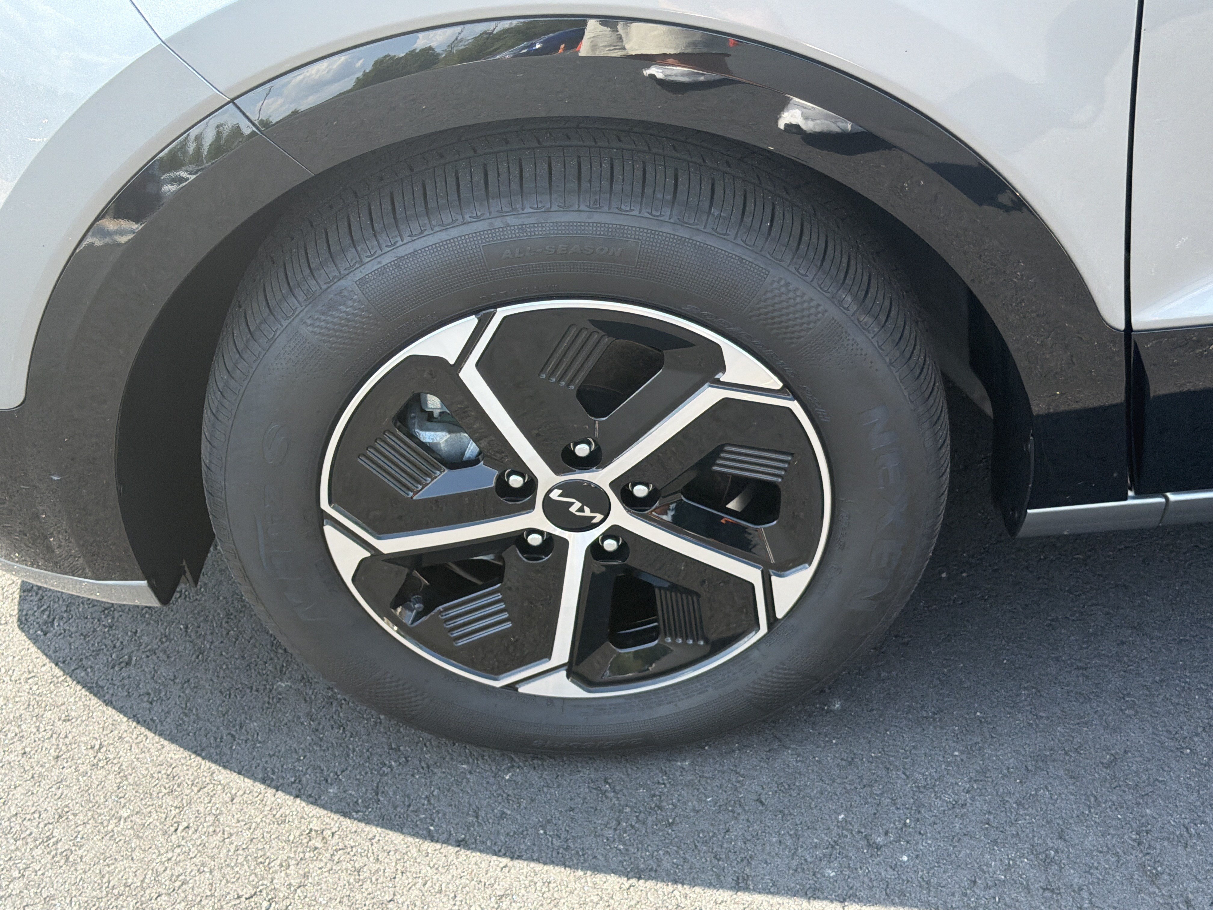 Certified 2025 Kia Niro FWD image 11