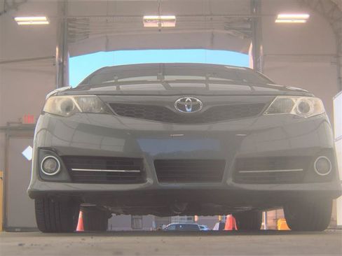 Used 2013 Toyota Camry SE FWD image 3