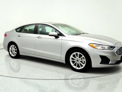 Used 2020 Ford Fusion SE FWD image 3