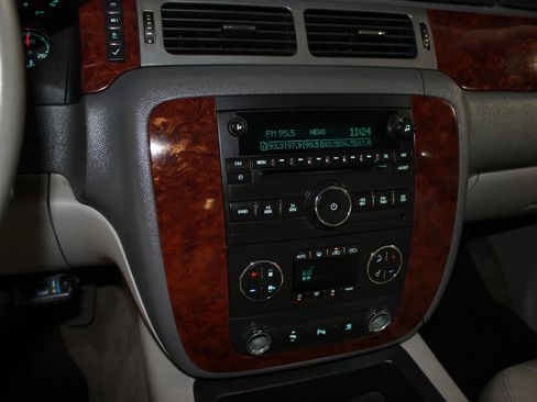 Used 2010 Chevrolet Avalanche LT w/ Luxury Package RWD image 19