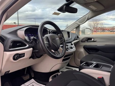 Used 2021 Chrysler Pacifica Touring w/ Uconnect Theater Family Group image 8