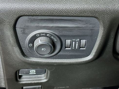 Used 2023 Jeep Grand Cherokee Limited image 17