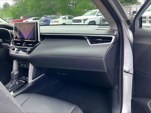 Used 2025 Toyota Corolla Cross XLE FWD image 18