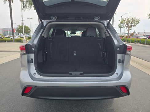 Certified 2025 Toyota Highlander XLE FWD image 16