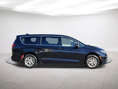 Used 2024 Chrysler Pacifica Touring-L image 8