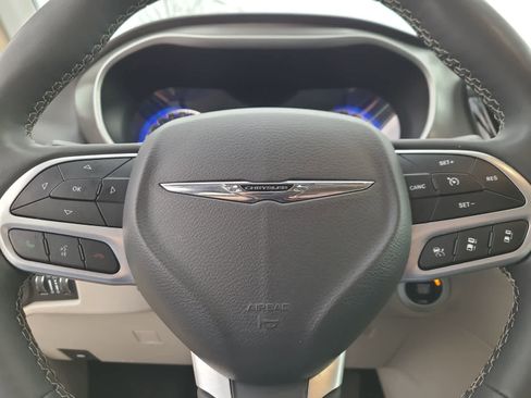 Certified 2024 Chrysler Pacifica Touring-L image 23