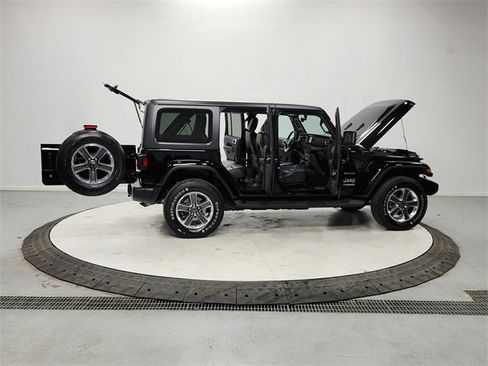 Used 2018 Jeep Wrangler Unlimited Sahara image 16