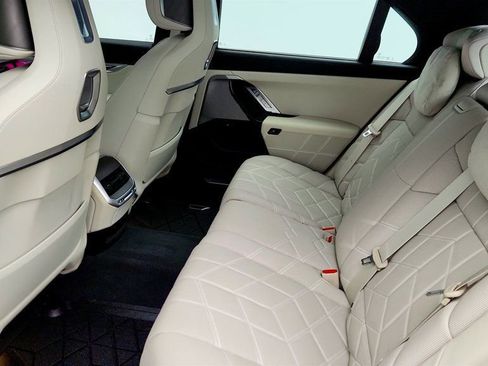 Used 2023 BMW 760i xDrive image 20