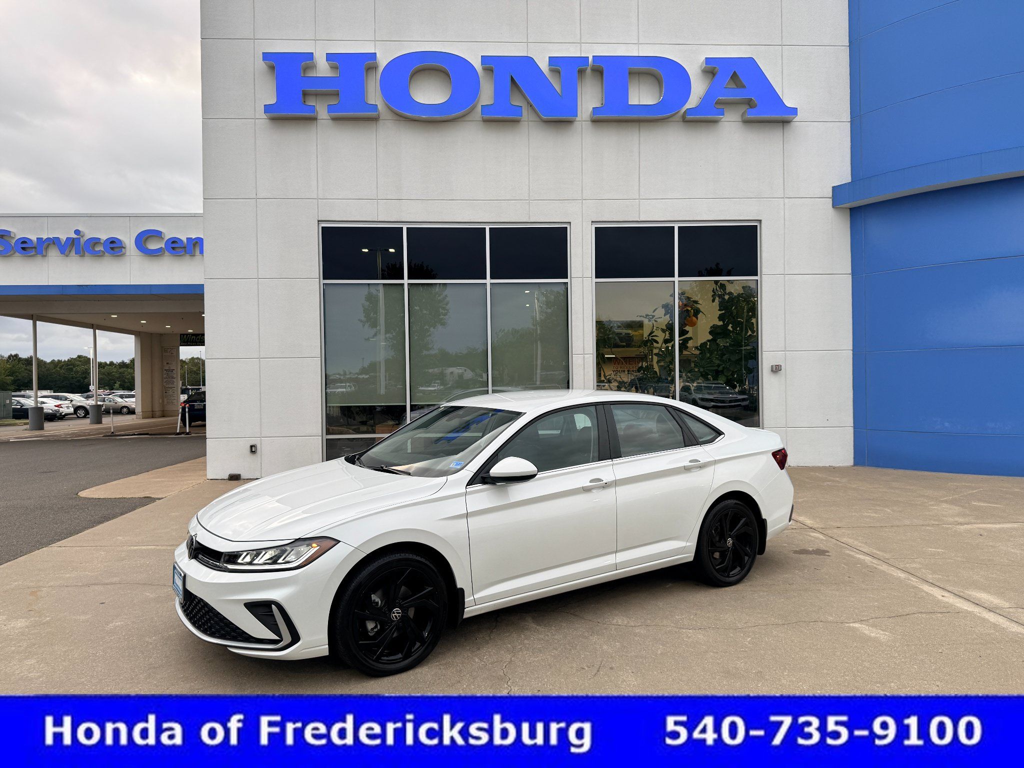 Used 2025 Volkswagen Jetta SE FWD image 1