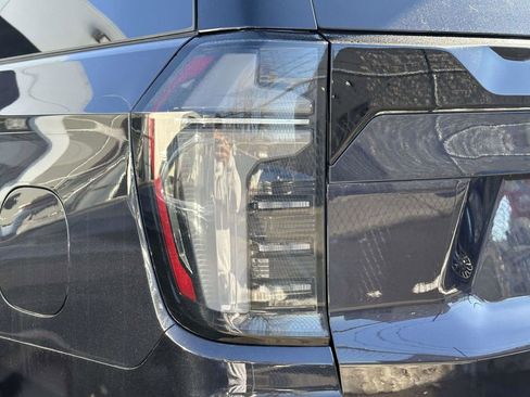 Used 2025 Chevrolet Suburban Premier image 10