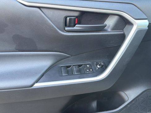 Used 2021 Toyota RAV4 LE FWD image 17
