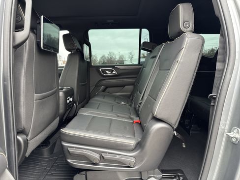 Used 2022 GMC Yukon XL SLT w/ SLT Luxury Package image 34