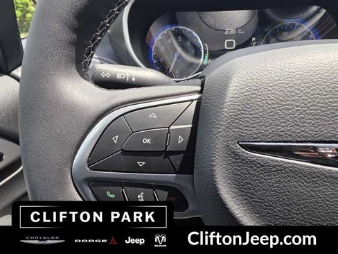 Used 2026 Chrysler Pacifica Select FWD image 21