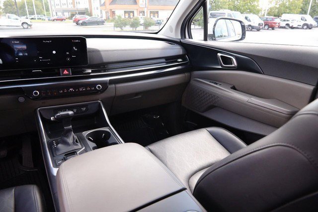 Used 2025 Kia Carnival FWD image 27