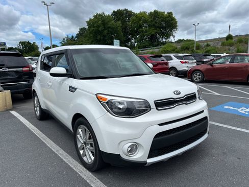 Used 2017 Kia Soul + FWD image 4