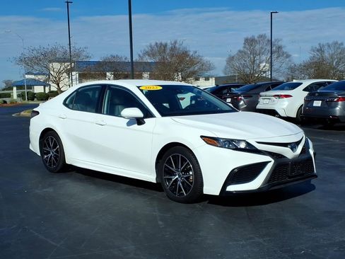 Used 2022 Toyota Camry SE w/ Cold Weather Package image 1