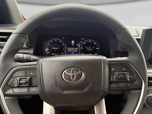 Used 2025 Toyota Tacoma TRD Off-Road AWD/4WD image 11