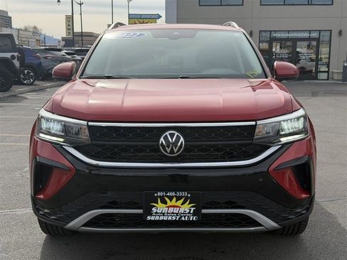 Used 2022 Volkswagen Taos SE image 2