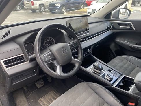Used 2023 Mitsubishi Outlander SE image 12