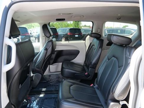 Used 2023 Chrysler Pacifica Touring-L FWD image 8