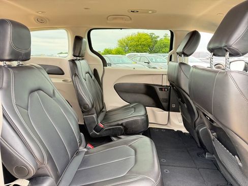 Used 2024 Chrysler Pacifica Touring-L FWD image 40