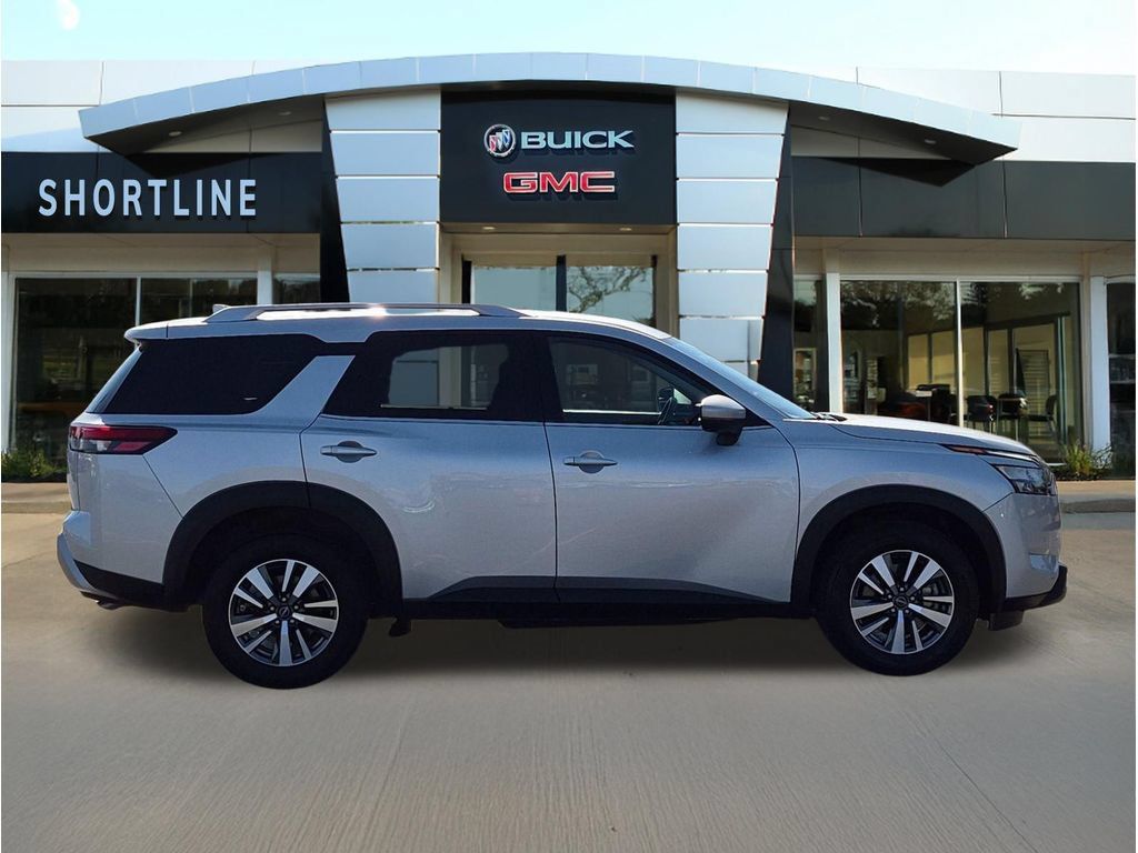 Used 2025 Nissan Pathfinder SL AWD/4WD image 2