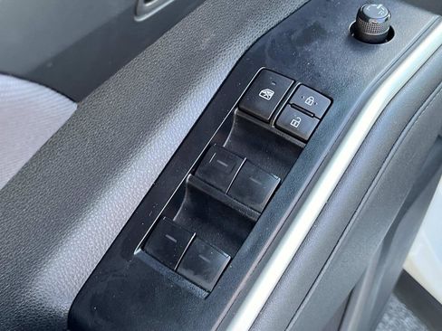 Used 2023 Toyota Highlander LE image 29