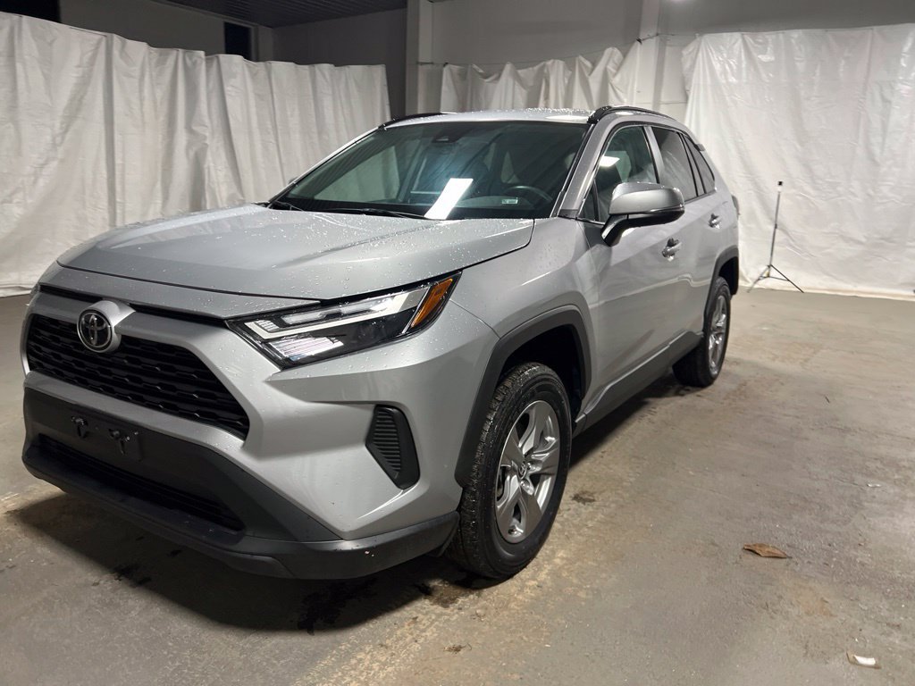 Used 2025 Toyota RAV4 XLE AWD/4WD image 3