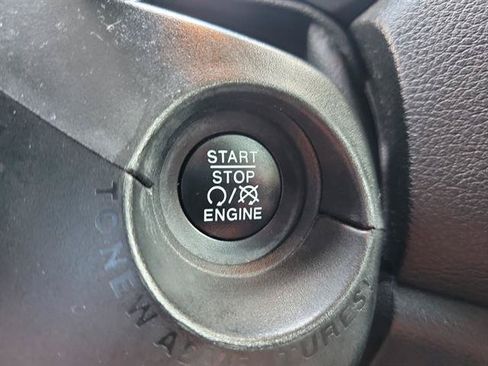Used 2018 Jeep Renegade Latitude w/ Cold Weather Group FWD image 16