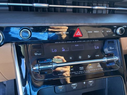 Used 2023 Kia Carnival EX image 39