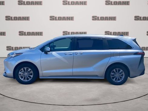 Used 2023 Toyota Sienna XLE AWD/4WD image 2