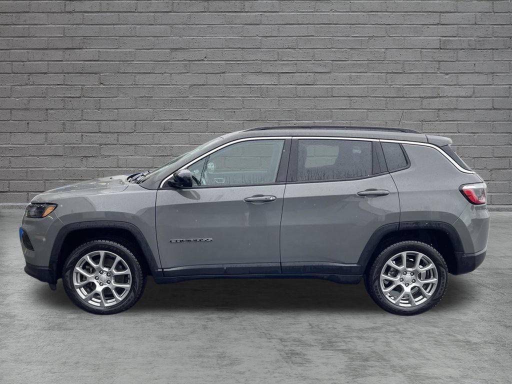 Used 2023 Jeep Compass Latitude AWD/4WD image 4