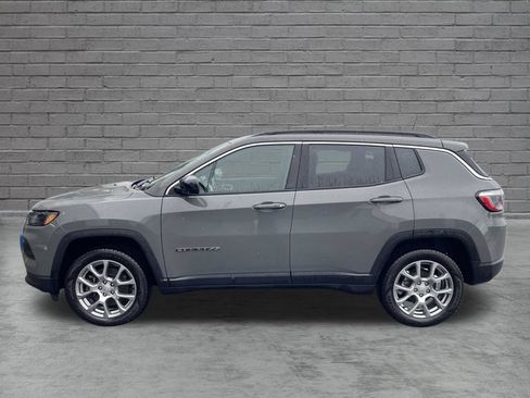 Used 2023 Jeep Compass Latitude AWD/4WD image 4