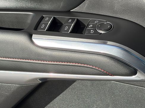 Used 2025 Chevrolet Traverse RS FWD image 17